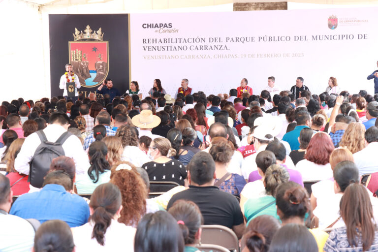 <strong>Junto a familias de Venustiano Carranza, Rutilio Escandón inaugura el Parque Central</strong>