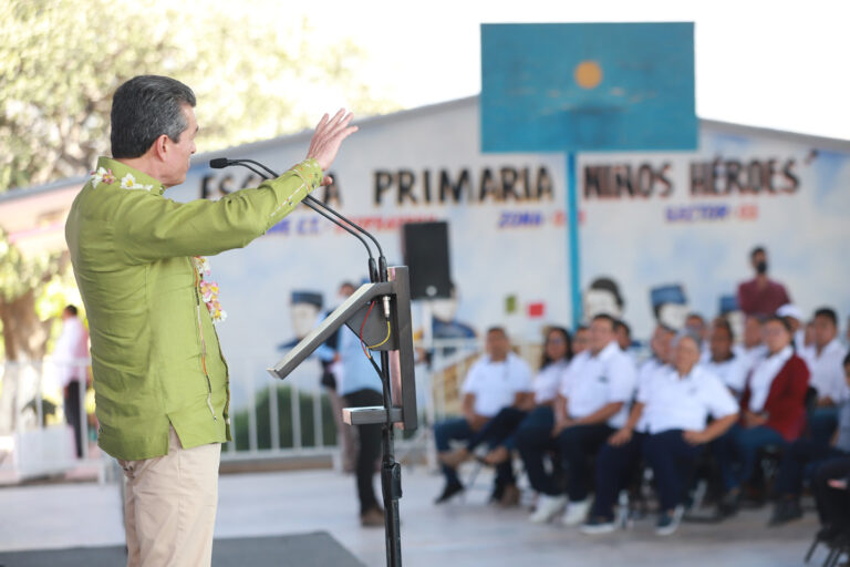 <strong>En Chiapa de Corzo, Rutilio Escandón inaugura aulas en la Escuela Primaria “Niños Héroes de Chapultepec”</strong>