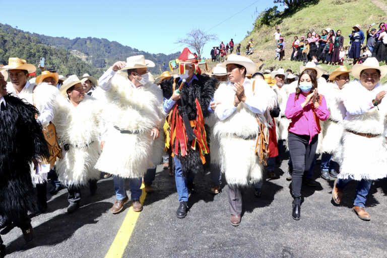 <strong>En Chamula, Rutilio Escandón inaugura la construcción del camino Joltzemen-Yutbash</strong>