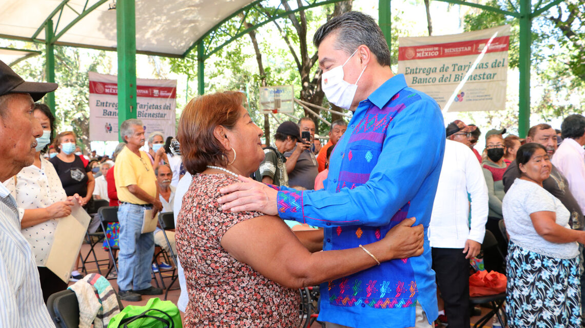 En Tapachula, Rutilio Escandón entrega tarjetas de nueva incorporación a pensiones para personas adultas mayores