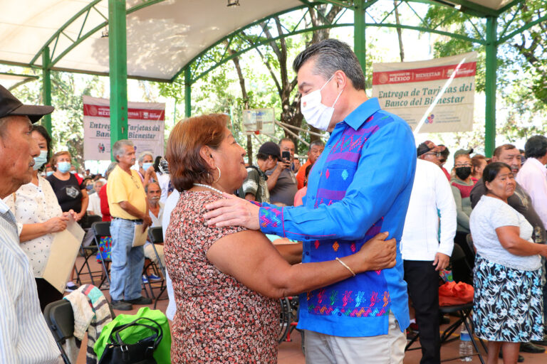 <strong>En Tapachula, Rutilio Escandón entrega tarjetas de nueva incorporación a pensiones para personas adultas mayores</strong>