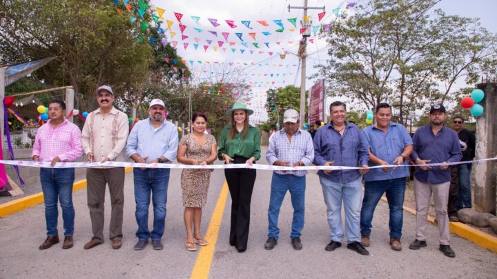 ENTREGA ROSY URBINA PAVIMENTACIÓN DEL CAMINO A LINDA VISTA