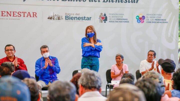 En Tapachula, Rutilio Escandón entrega tarjetas de nueva incorporación a pensiones para personas adultas mayores