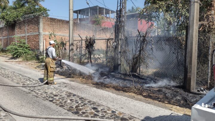 PROTECCIÓN CIVIL SOFOCA INCENDIO DE PASTIZAL Y BASURERO CLANDESTINO EN TAPACHULA