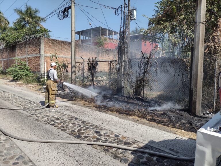 PROTECCIÓN CIVIL SOFOCA INCENDIO DE PASTIZAL Y BASURERO CLANDESTINO EN TAPACHULA