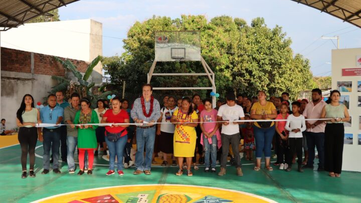 Mariano Rosales a nombre del Ayuntamiento de Villaflores entrega el multideportivo en el Triunfo