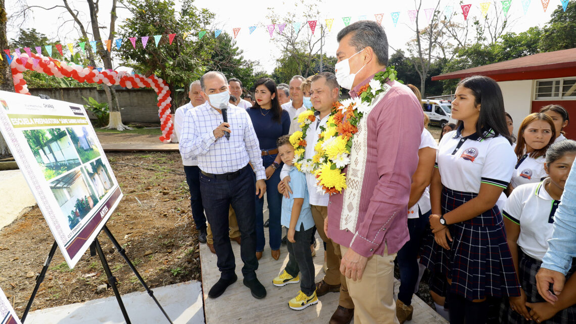 En Cacahoatán, inaugura Rutilio Escandón construcción de aulas en Escuela Preparatoria “Jaime Sabines”