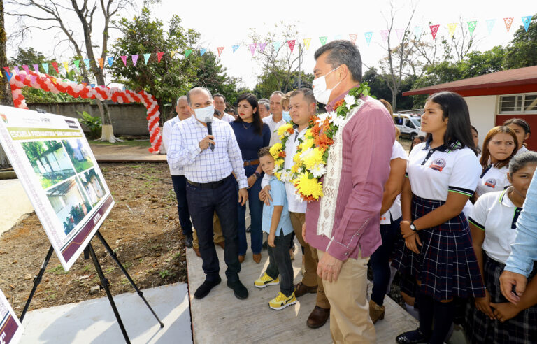 <strong>En Cacahoatán, inaugura Rutilio Escandón construcción de aulas en Escuela Preparatoria “Jaime Sabines”</strong>