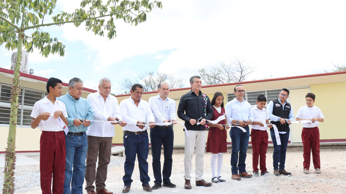 Rutilio Escandón inaugura Centro de Cómputo y calles en la Colonia Pacú de Suchiapa