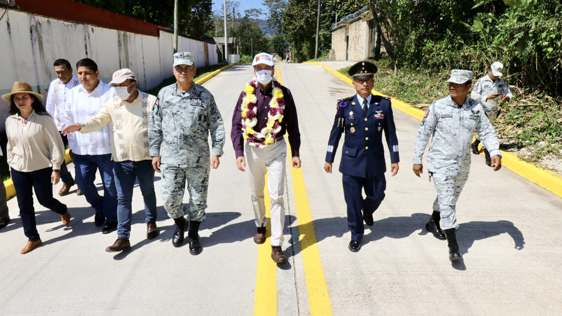 En Palenque, Rutilio Escandón inaugura el camino de acceso a las instalaciones de la Guardia Nacional