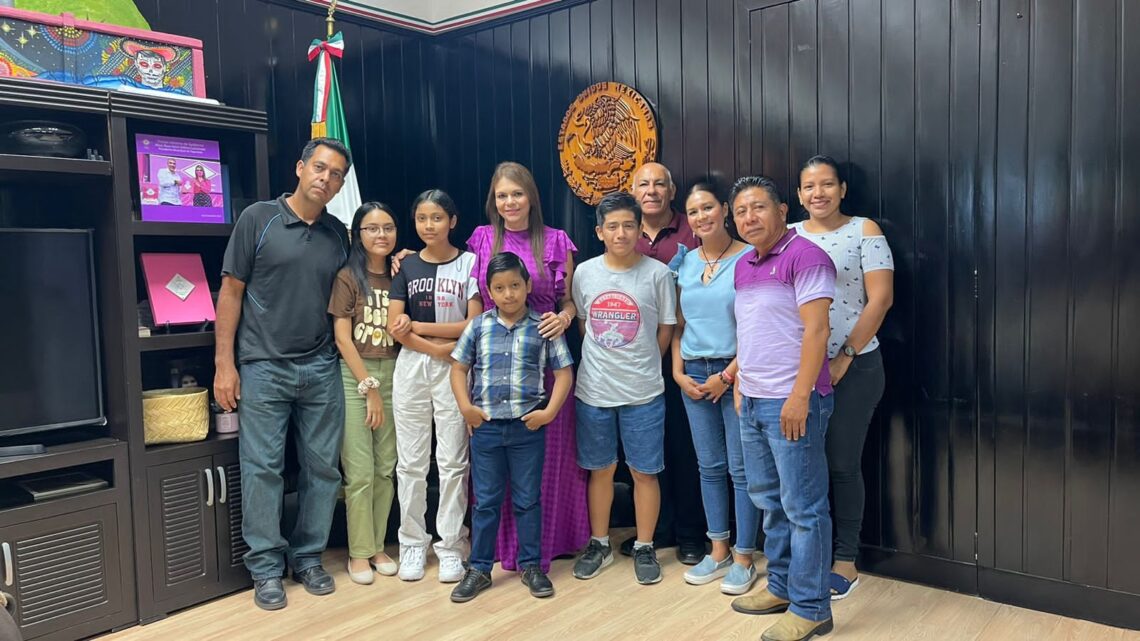 ROSY URBINA, RECIBE A NIÑOS AJEDRECISTAS TAPACHULTECOS