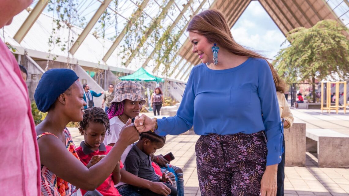 ENTREGA UNICEF A ROSY URBINA EQUIPO ODONTOLÓGICO Y MATERIALES DE CURACIÓN