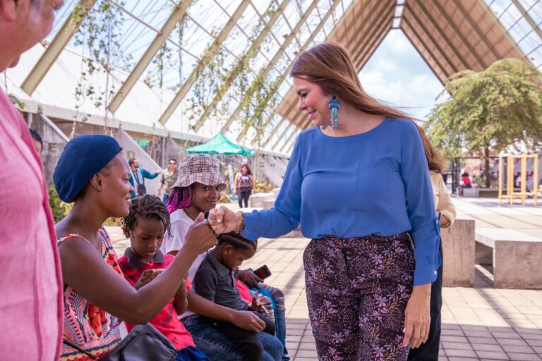 ENTREGA UNICEF A ROSY URBINA EQUIPO ODONTOLÓGICO Y MATERIALES DE CURACIÓN