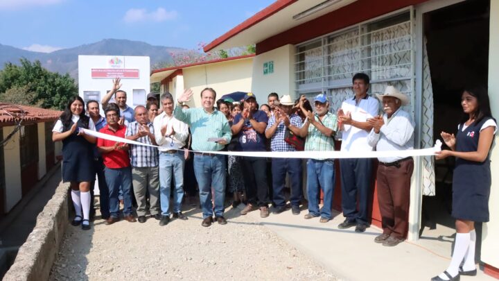 En el ejido Nuevo México Mariano Rosales entrega aula en Telesecundaria 288