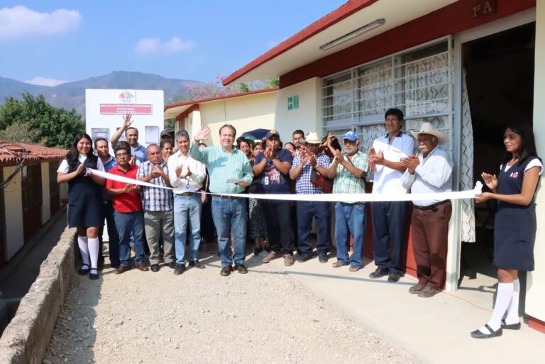 En el ejido Nuevo México Mariano Rosales entrega aula en Telesecundaria 288