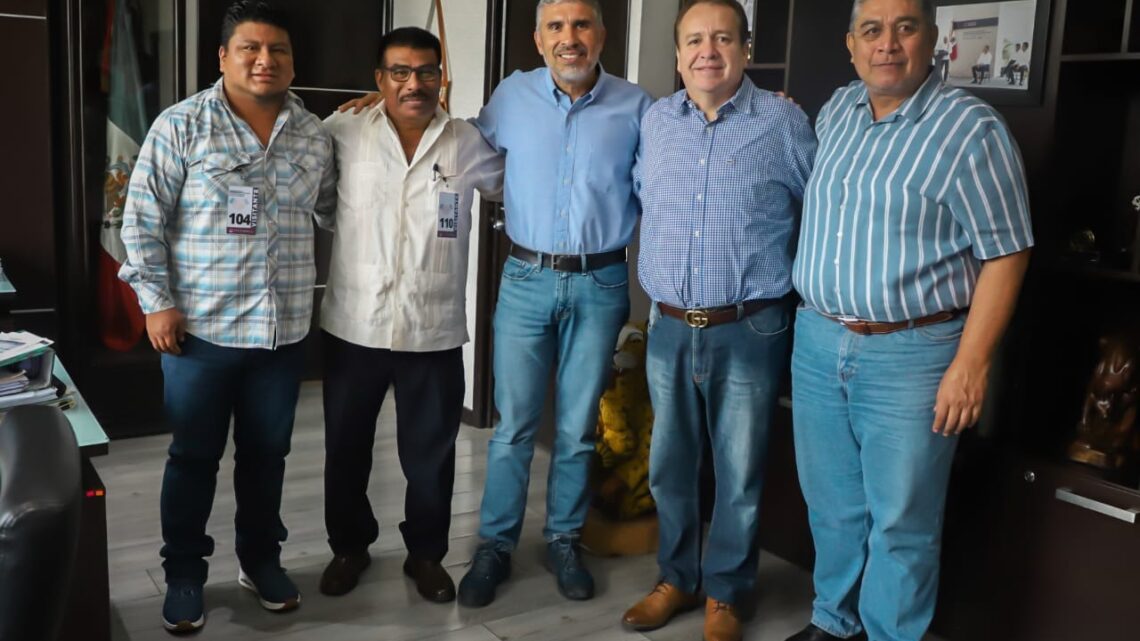 Alcalde de Villaflores Mariano Rosales y el secretario de Obras Públicas Ángel Torres Culebro sostienen reunión