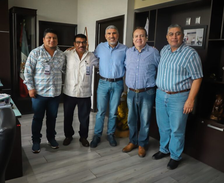 Alcalde de Villaflores Mariano Rosales y el secretario de Obras Públicas Ángel Torres Culebro sostienen reunión