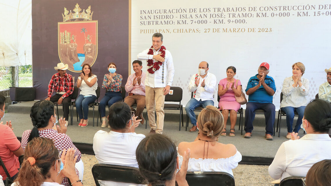 Beneficia Rutilio Escandón a habitantes de Pijijiapan con la construcción del camino San Isidro-San José