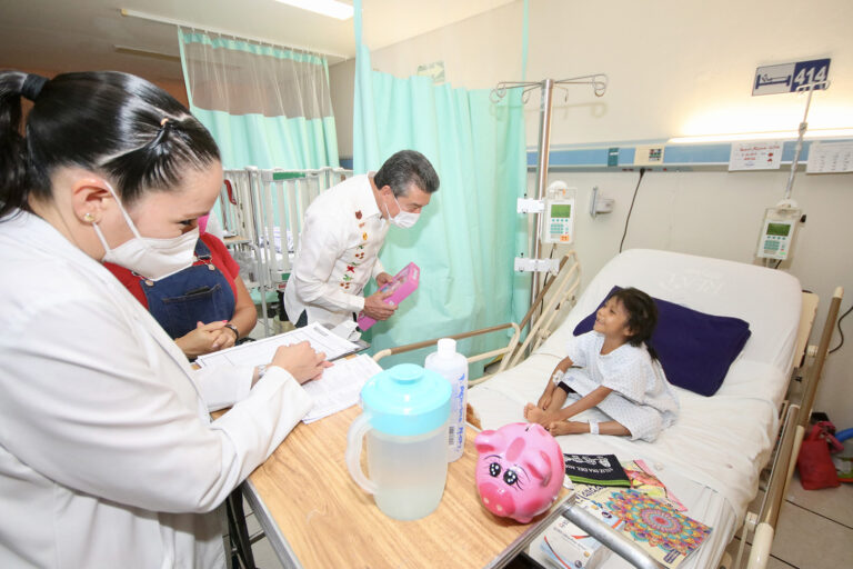 <strong>Rutilio Escandón celebra Día de la Niña y el Niño con pacientes del Hospital de Especialidades Pediátricas</strong>