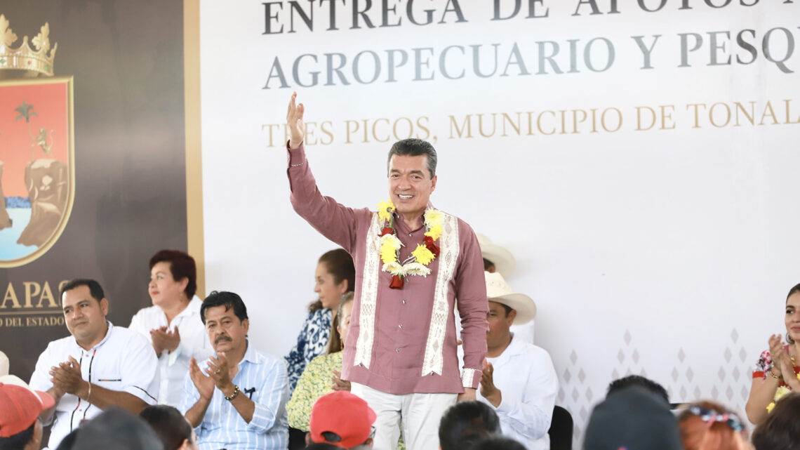 Rutilio Escandón entrega insumos agropecuarios y pesqueros a habitantes de la Región Istmo-Costa