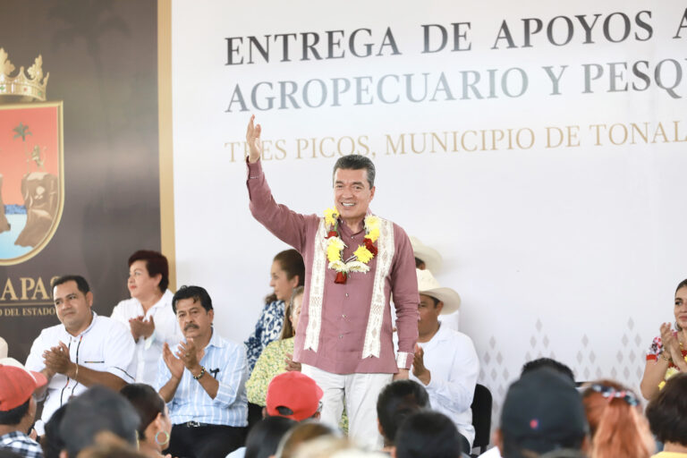 <strong>Rutilio Escandón entrega insumos agropecuarios y pesqueros a habitantes de la Región Istmo-Costa</strong>