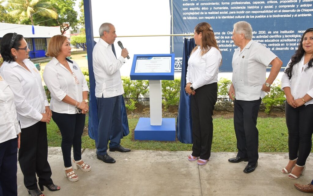 Develan placa por reacreditación nacional de la Licenciatura en Administración de la UNACH