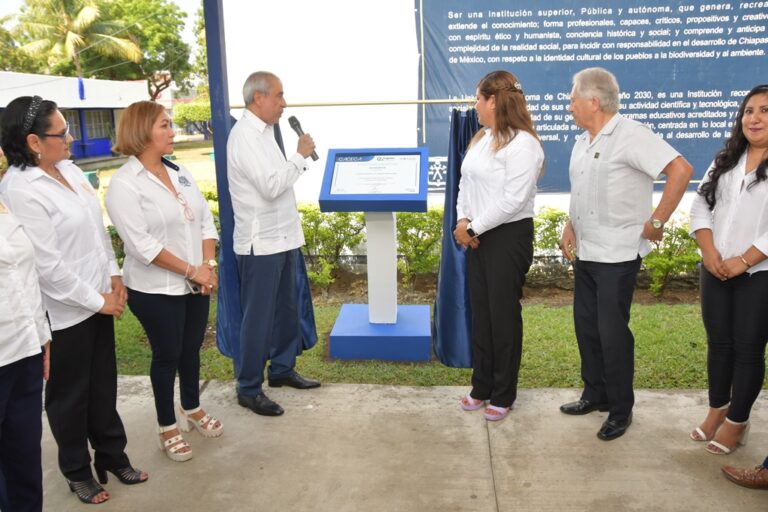 <strong>Develan placa por reacreditación nacional de la Licenciatura en Administración de la UNACH</strong>