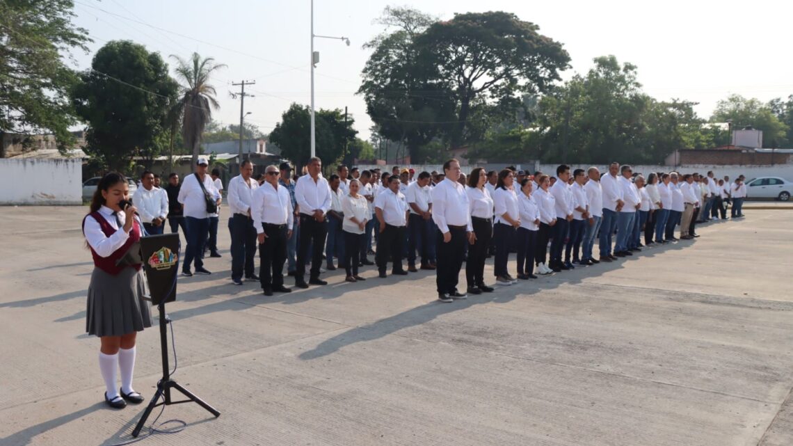 Mariano Rosales encabeza homenaje a la bandera por conmemoración del Día del Trabajo