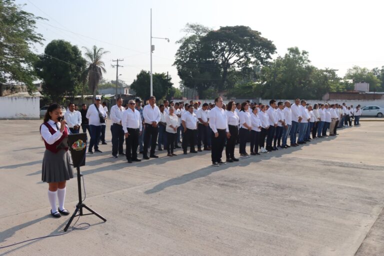 Mariano Rosales encabeza homenaje a la bandera por conmemoración del Día del Trabajo