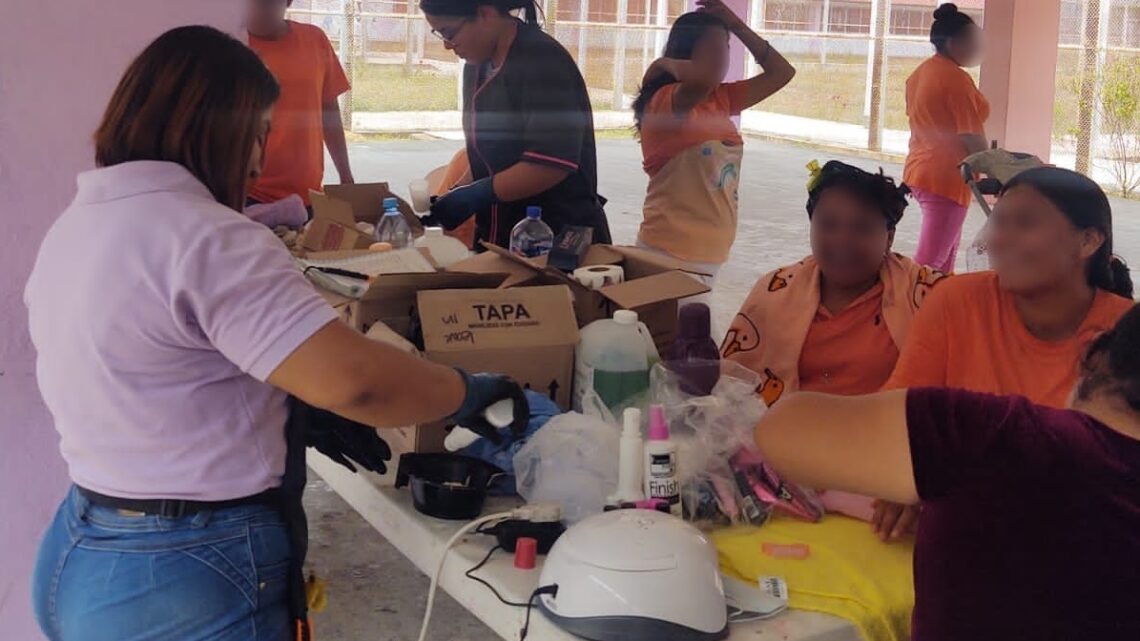 Beneficia Voluntariado del Poder Judicial con campaña de belleza al Cerss Femenil en Tapachula