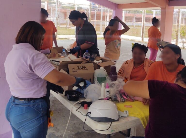 Beneficia Voluntariado del Poder Judicial con campaña de belleza al Cerss Femenil en Tapachula