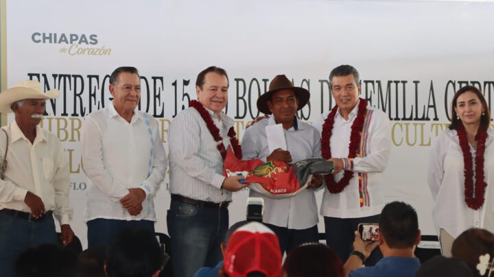 Rutilio Escandón y Mariano Rosales Zuarth entregan semilla certificada de maíz para 15 mil productores