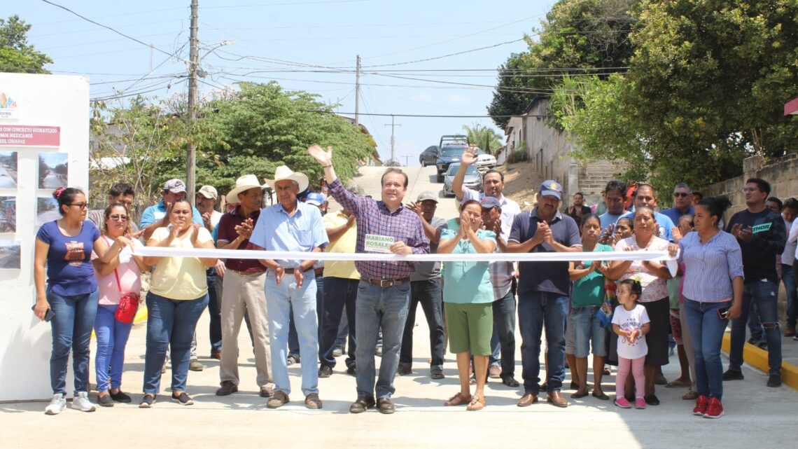 Mariano Rosales entrega calle pavimentada en Agrónomos Mexicanos