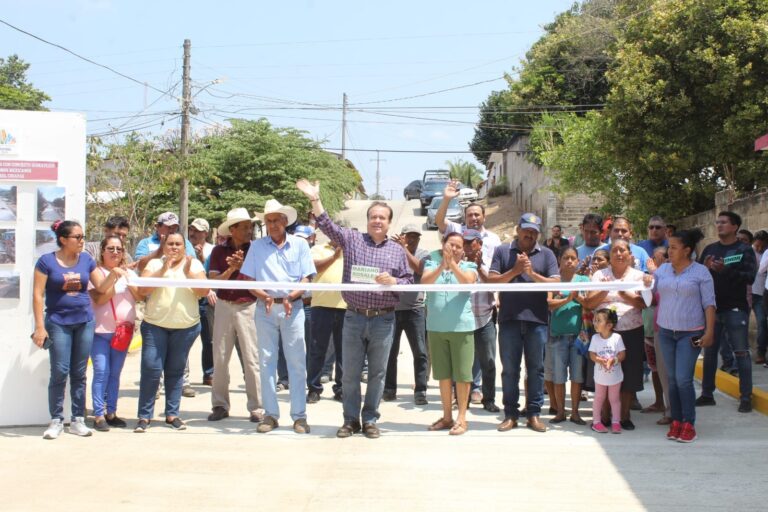 Mariano Rosales entrega calle pavimentada en Agrónomos Mexicanos