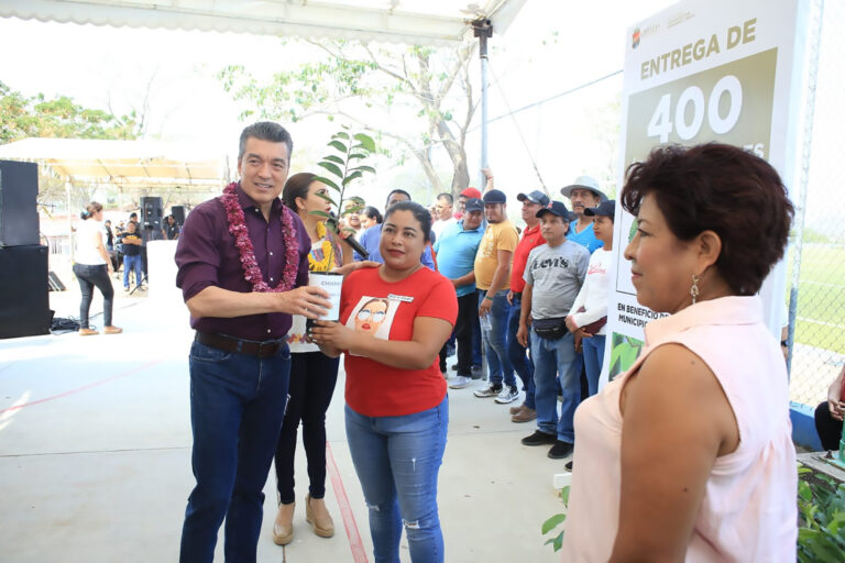 En Jiquipilas, Rutilio Escandón entrega apoyos a sectores productivos y espacios educativos