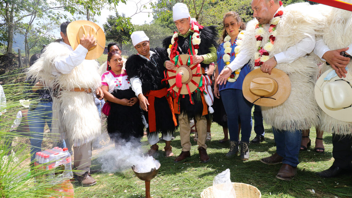 En Rincón Chamula San Pedro, Rutilio Escandón inaugura un puente y el Palacio Municipal