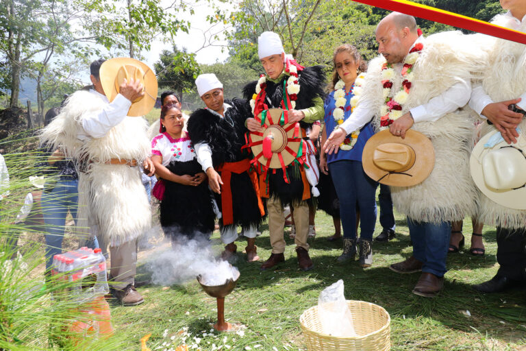 En Rincón Chamula San Pedro, Rutilio Escandón inaugura un puente y el Palacio Municipal