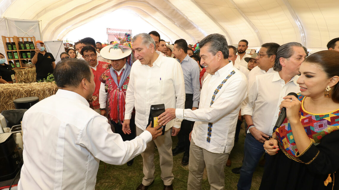 Junto a Adán Augusto, Rutilio Escandón entrega apoyos para fortalecer la seguridad alimentaria