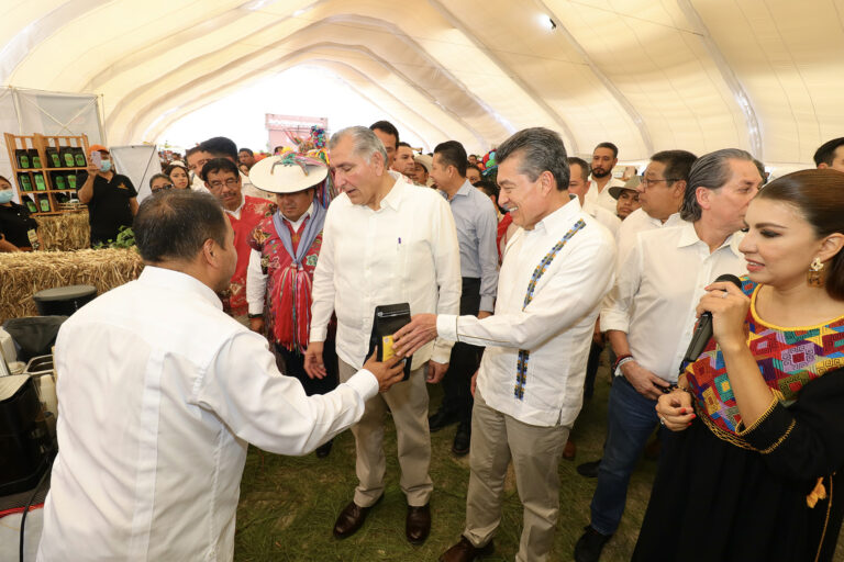 Junto a Adán Augusto, Rutilio Escandón entrega apoyos para fortalecer la seguridad alimentaria