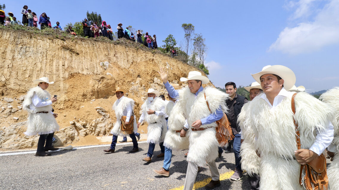 En Chamula, Rutilio Escandón inauguró los caminos Tzajaltetic-Los Ranchos-Corralito y Yakampot-Yaalchitom