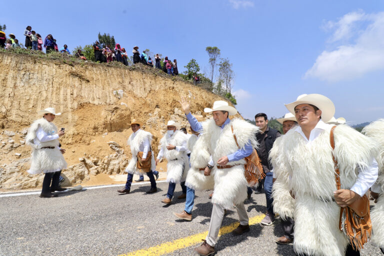 En Chamula, Rutilio Escandón inauguró los caminos Tzajaltetic-Los Ranchos-Corralito y Yakampot-Yaalchitom