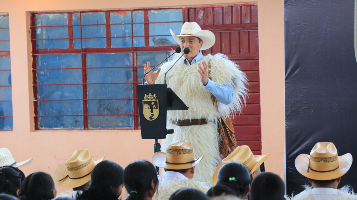 Rutilio Escandón inaugura red de energía eléctrica en la localidad Arvenza II de Chamula