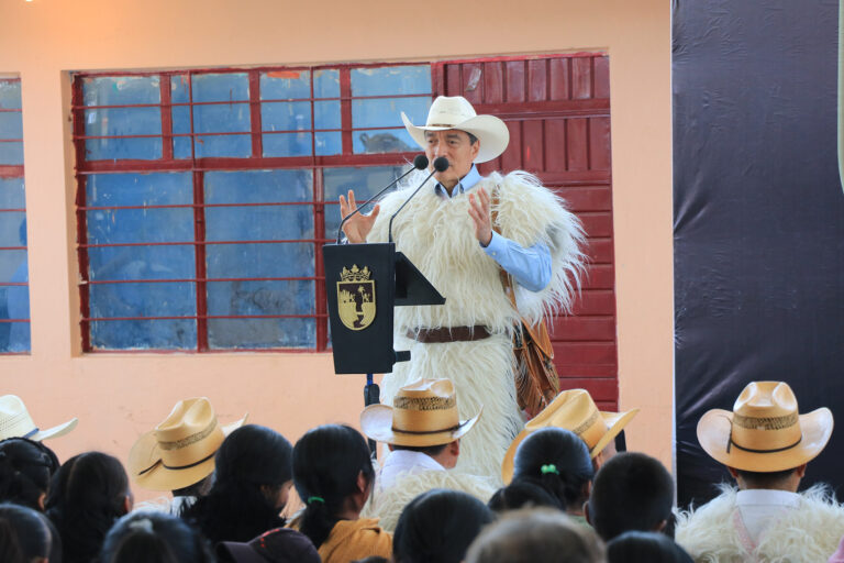 Rutilio Escandón inaugura red de energía eléctrica en la localidad Arvenza II de Chamula