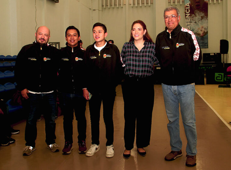 Tania Robles entrega uniformes a seleccionados chiapanecos