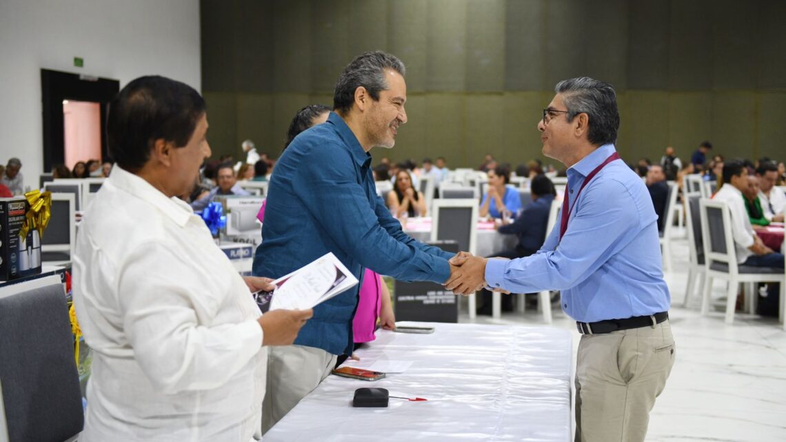 Entregan medallas al mérito académico  a docentes de la UNACH