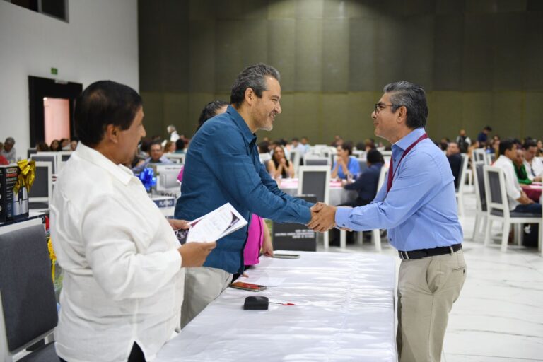 Entregan medallas al mérito académico  a docentes de la UNACH