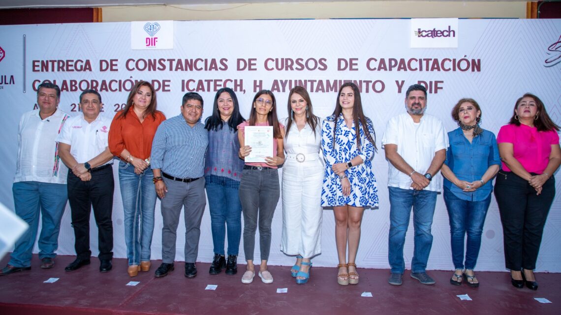 ENTREGAN CERTIFICADOS DE CURSOS DE CAPACITACIÓN A SERVIDORES PÚBLICOS MUNICIPALES Y SDIF TAPACHULA