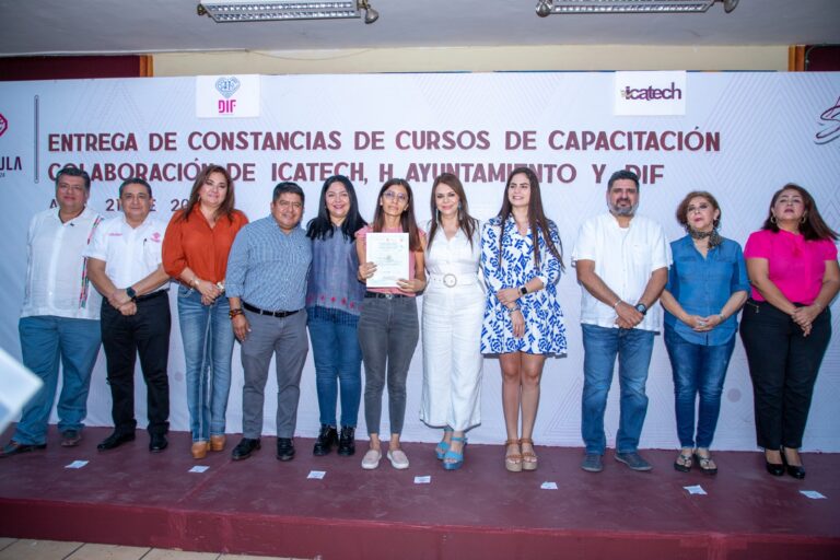 ENTREGAN CERTIFICADOS DE CURSOS DE CAPACITACIÓN A SERVIDORES PÚBLICOS MUNICIPALES Y SDIF TAPACHULA