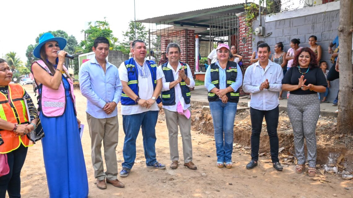 ROSY URBINA INICIA OBRA DE PAVIMENTACIÓN HIDRÁULICA EN LA COLONIA LOMA LINDA DE TAPACHULA