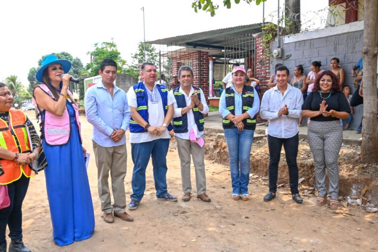 ROSY URBINA INICIA OBRA DE PAVIMENTACIÓN HIDRÁULICA EN LA COLONIA LOMA LINDA DE TAPACHULA